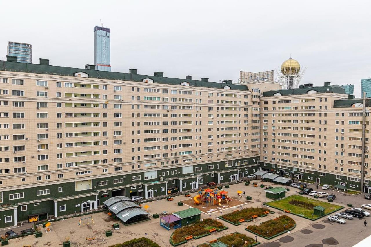 25 Вид На Байтерек Для 1-4 Человек С Кроватью И Раскладным Диваном Nur-Sultan  Exterior photo